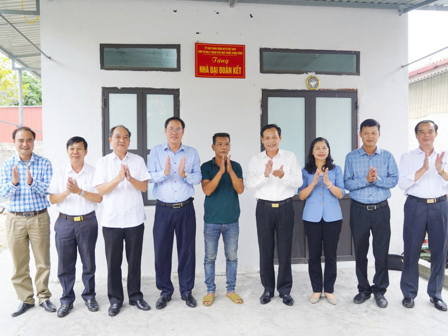 Khánh thành và bàn giao Nhà Đại đoàn kết cho gia đình có hoàn cảnh khó khăn tại xã Thiên Hương, huyện Thủy Nguyên