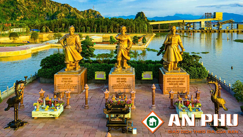 Tượng của 3 vị anh hùng Tượng của 3 vị anh hùng