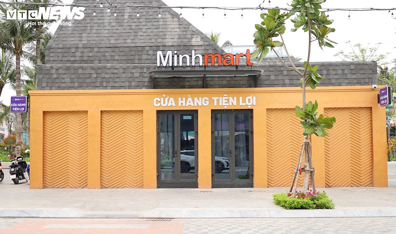 Đáng chú ý, tiến độ xây dựng phân khu thương mại dịch vụ đang được gấp rút đẩy nhanh. Khu thấp tầng đạt khoảng 80% khối lượng đang bước vào giai đoạn hoàn thiện, khu cao tầng đạt khoảng 60% khối lượng và đang nhanh chóng triển khai phần công việc còn lại.