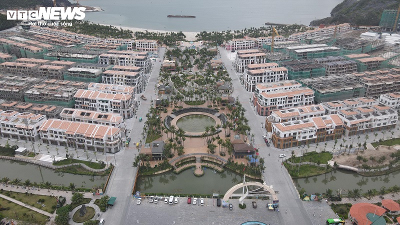 Dự án được định hướng trở thành khu du lịch xanh, kiến tạo môi trường sống sinh thái với không khí trong lành và cảnh quan khoáng đạt giữa không gian vịnh biển rộng mở. Điểm nhấn là hệ thống công viên nội khu phủ sắc xanh khắp dự án, góp phần định hình phong cách sống gần gũi thiên nhiên.