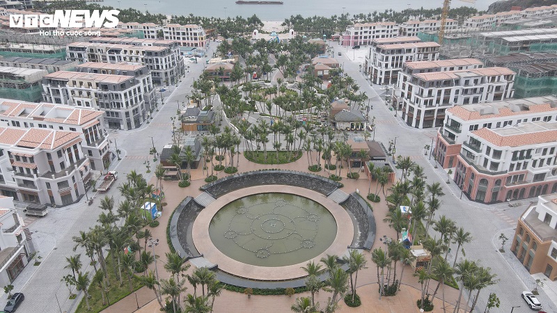 Không chỉ đơn thuần là căn hộ sát biển, Xanh Sky còn được định vị như “cánh cửa” mở ra phong cách sống hòa hợp với thiên nhiên và không gian vịnh biển. Còn Xanh Boutique được phát triển như tâm điểm giao thương của khu đô thị với các dãy nhà phố thương mại sầm uất.