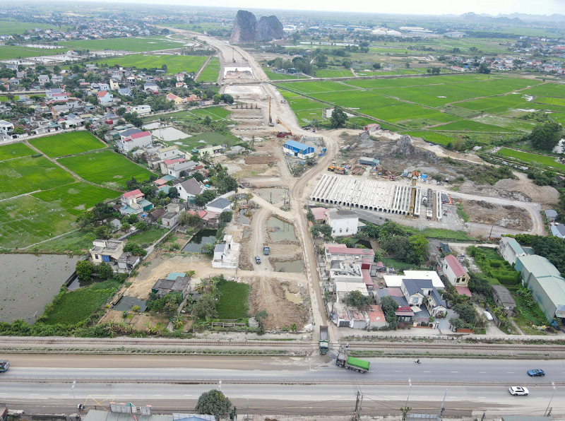 Hoạt động thi công khẩn trương trên công trường cao tốc Ninh Bình - Hải Phòng.