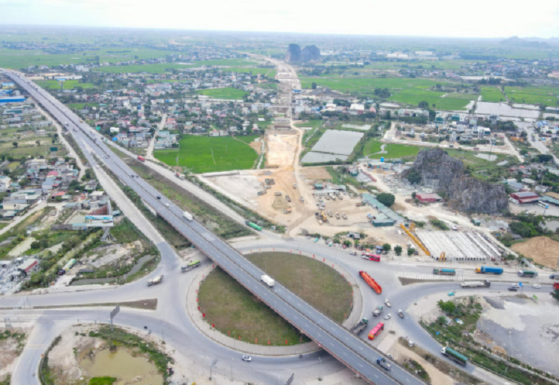 Theo thông tin từ UBND tỉnh Ninh Bình, dự án cao tốc Ninh Bình - Hải Phòng (CT.08), đoạn qua tỉnh Ninh Bình có chiều dài 25,3km, với điểm đầu tại nút giao Mai Sơn (phường Yên Thắng) kết nối với cao tốc Bắc - Nam. Ảnh: Đình Minh, chụp tại điểm đầu dự án.