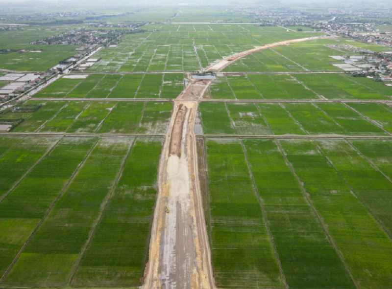 Điểm cuối của dự án nằm tại đầu cầu vượt sông Đáy (xã Khánh Thiện). Tuyến đường được thiết kế 4 làn xe, tốc độ 120km/h, tổng mức đầu tư 6.865 tỷ đồng. Ảnh: Đình Minh