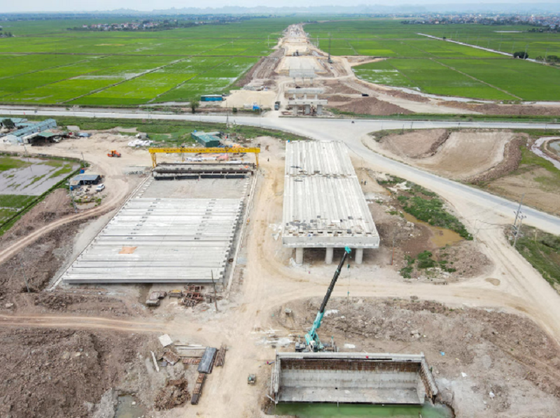 Hiện tại, các nhà thầu đang thi công đồng loạt 12/12 cây cầu. Đối với phần nền đường, đã thực hiện đắp nền hơn 21 km. Ảnh: Đình Minh
