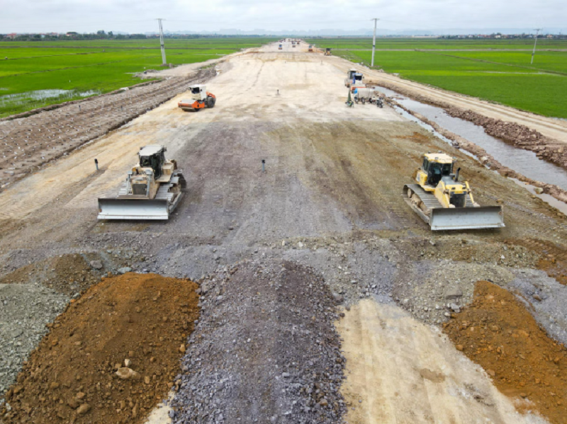 Ghi nhận của PV Báo Đại đoàn kết ngày 19/3, trên tuyến công trường dài hàng chục km, xe tải, máy lu, máy ủi hoạt động liên tục, hình thành những dải nền đường kéo dài qua đồng ruộng. Ảnh: Đình Minh