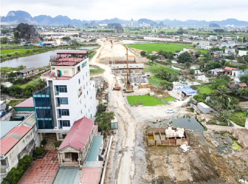 Tại hội nghị kiểm điểm tiến độ thực hiện dự án ngày 17/3, phía Ban Quản lý dự án đầu tư xây dựng số 1 tỉnh Ninh Bình cho biết, dự án vẫn còn nhiều khó khăn, vướng mắc, đơn cử như 4 vị trí chưa GPMB tại xã Khánh Nhạc; di dời hạ tầng điện, viễn thông còn chậm; một số hạng mục thi công nền đất yếu và các cầu lớn chưa đáp ứng tiến độ. Ảnh: Đình Minh