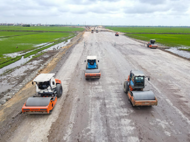 &nbsp;Kết luận hội nghị, Phó Chủ tịch UBND tỉnh Nguyễn Cao Sơn yêu cầu các địa phương, đơn vị tập trung xử lý dứt điểm các tồn tại, đặc biệt tại xã Khánh Nhạc; đẩy nhanh tiến độ GPMB, xây dựng khu tái định cư, di dời hạ tầng kỹ thuật; tổ chức thi công bảo đảm tiến độ, phấn đấu thông xe dự án trong năm 2026. Ảnh: Đình Minh