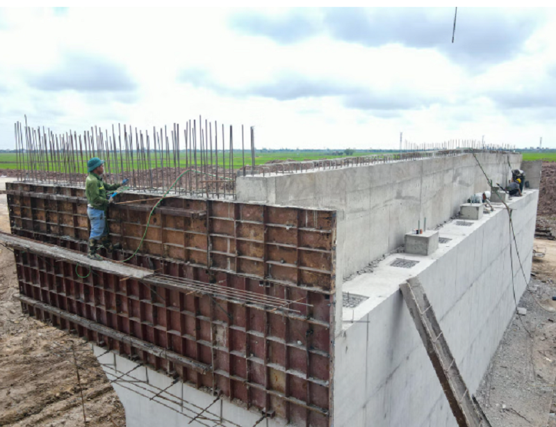 Để đẩy nhanh tiến độ dự án, nhà thầu đã huy động nhiều nhân lực, thi công 3 ca, 4 kíp. Ảnh: Đình Minh