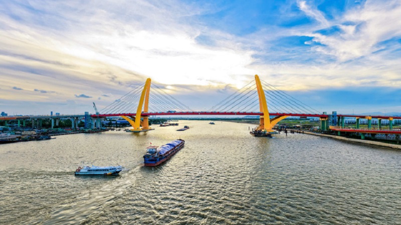 Cầu có chiều dài gần 2,2 km, rộng 21 m với 4 làn xe, còn cầu dẫn hai bên rộng 17,5 m.