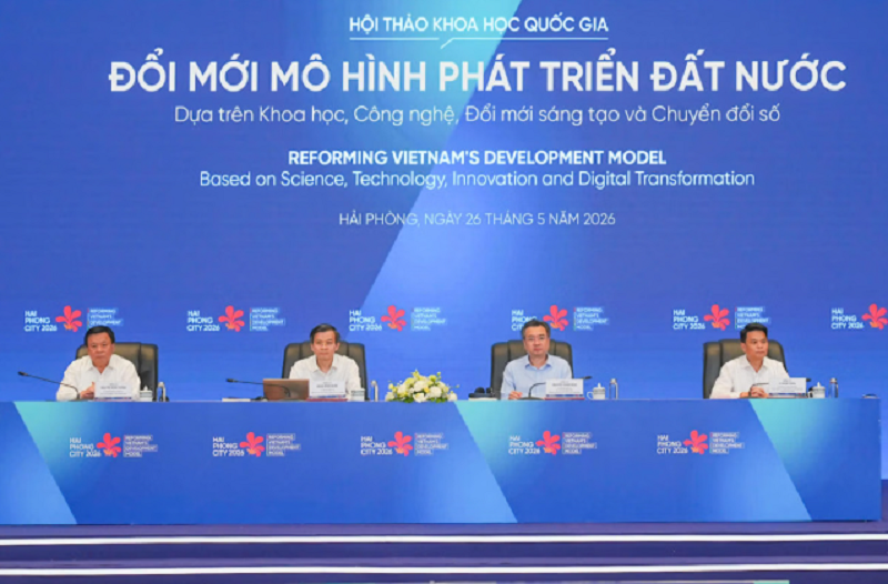 Các lãnh đạo chủ trì hội thảo. Ảnh: ĐT. 