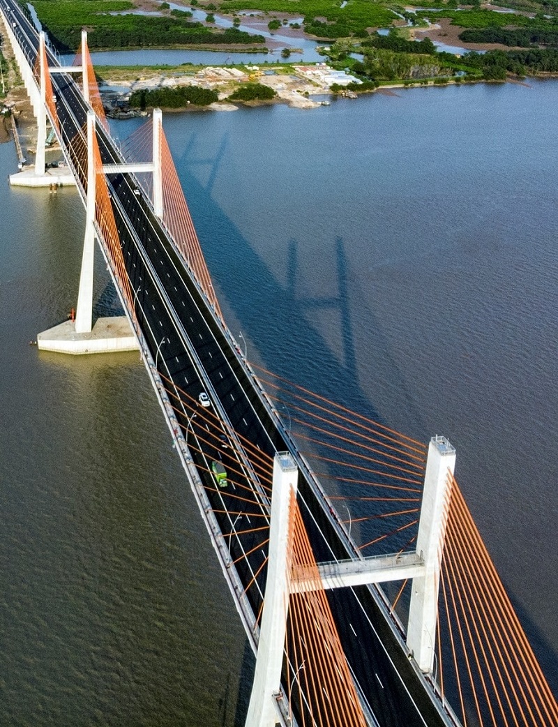 Cầu dây văng Bạch Đằng, một trong những nhịp cầu dây văng lớn nhất thế giới.