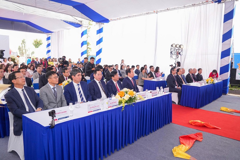 Thứ trưởng Nguyễn Văn Phúc (bên phải) trao Quyết định phê duyệt chủ trương thành lập Phân hiệu Đại học Phú Xuân tại Hải Phòng.