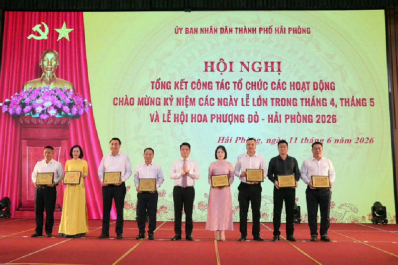 Bí thư Thành ủy Hải Phòng Lê Ngọc Châu trao tặng Giấy chứng nhận cho các đơn vị đóng góp, tài trợ các nguồn lực góp phần tổ chức thành công các hoạt động chào mừng kỷ niệm các ngày lễ lớn trong tháng 4, tháng 5 và Lễ hội Hoa Phượng Đỏ năm 2026.