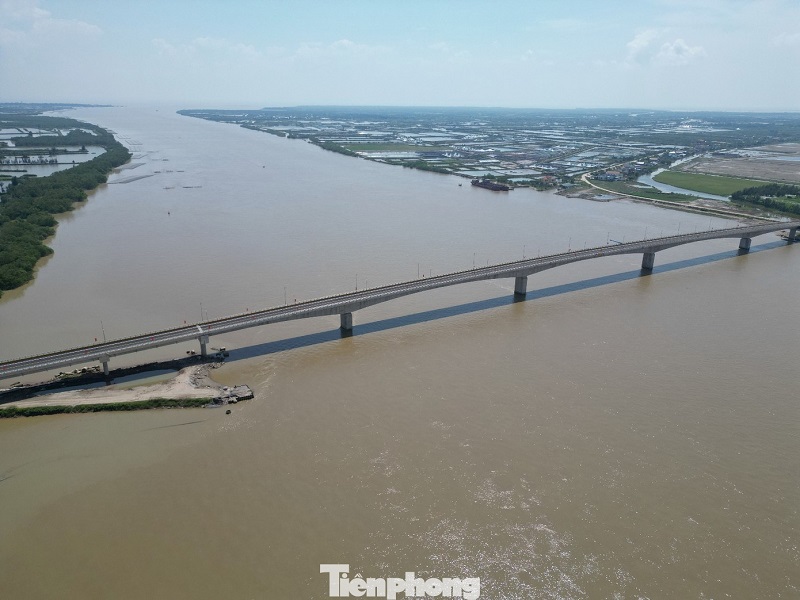 Trong đó có một cây cầu bắc qua sông Hồng, nằm gần vị trí con sông này đổ ra biển. tp-4.jpg
