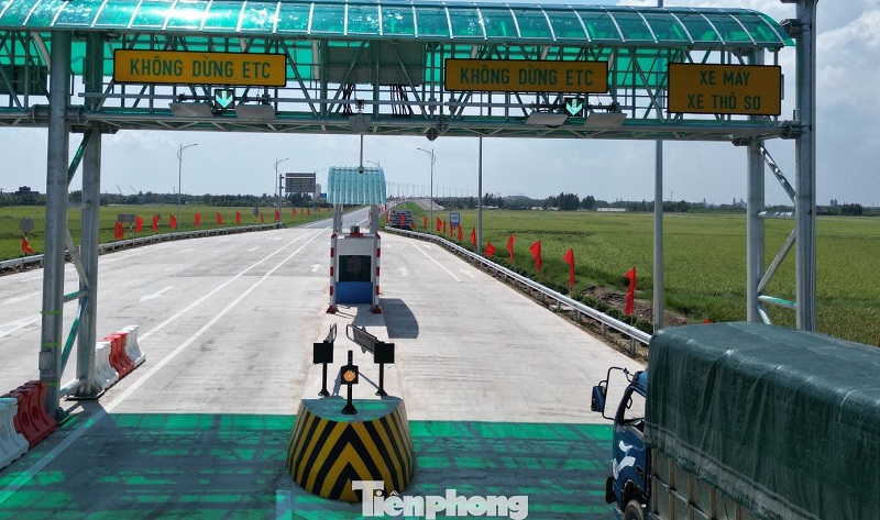 Ngay sau khi thông xe, nhà đầu tư dự án – Công ty TNHH Đầu tư Xây dựng và Thương mại Phương Anh – đang hoàn thiện hệ thống trạm thu phí tự động để phục vụ việc thu phí hoàn vốn dự án. tp-8.jpg
