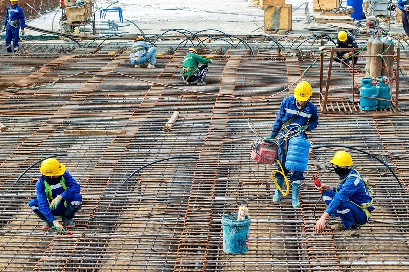 Công nhân thi công mặt cầu Hải Thành vượt sông Lạch Tray