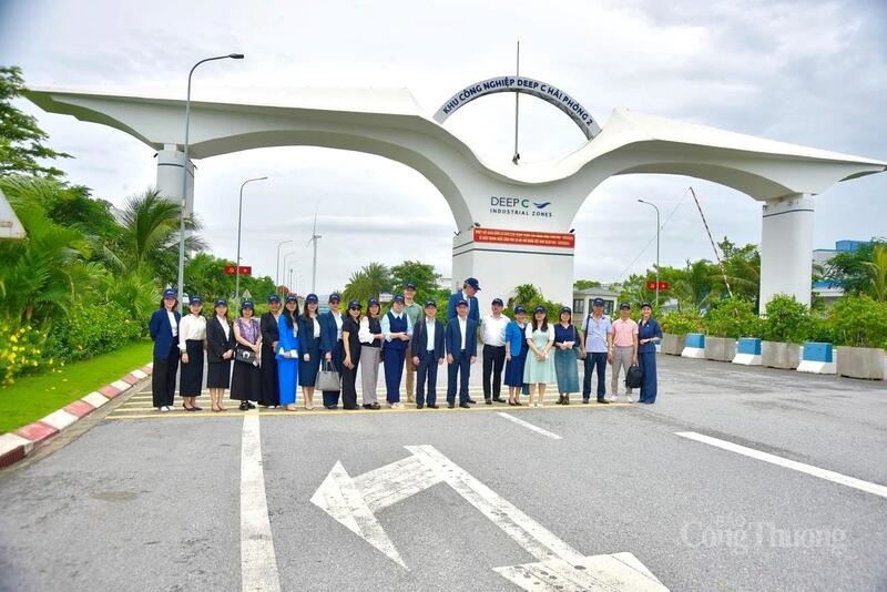 Các chuyên gia, đại biểu tham quan Khu công nghiệp DEEP C Hải Phòng là một trong số 5 KCN đầu tiên trên cả nước được công nhận đang chuyển đổi mô hình sang KCN sinh thái