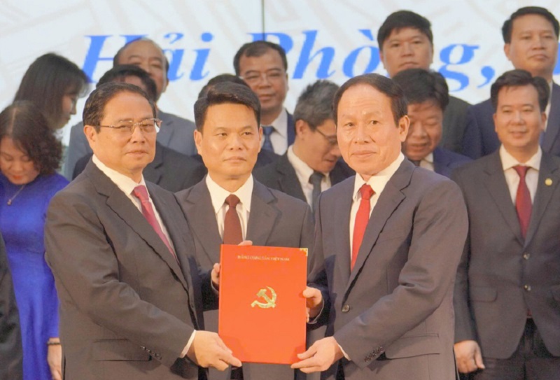 Thủ tướng trao Quyết định của Trung ương cho ông Lê Tiến Châu được chỉ định giữ chức Bí Thư Thành ủy Hải Phòng (mới) nhiệm kỳ 2020-2025.