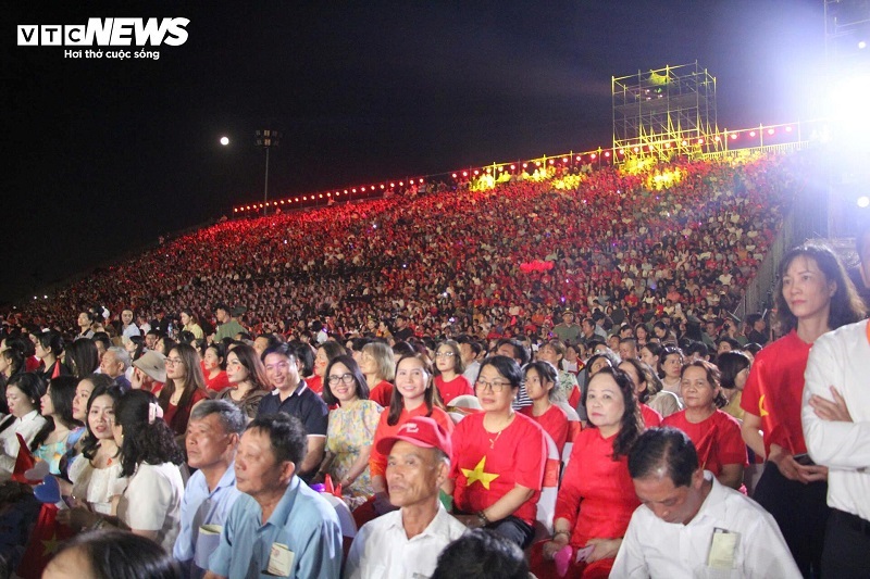Mãn nhãn màn pháo hoa rực trời phố Cảng kỷ niệm 70 năm Giải phóng thành phố - 7