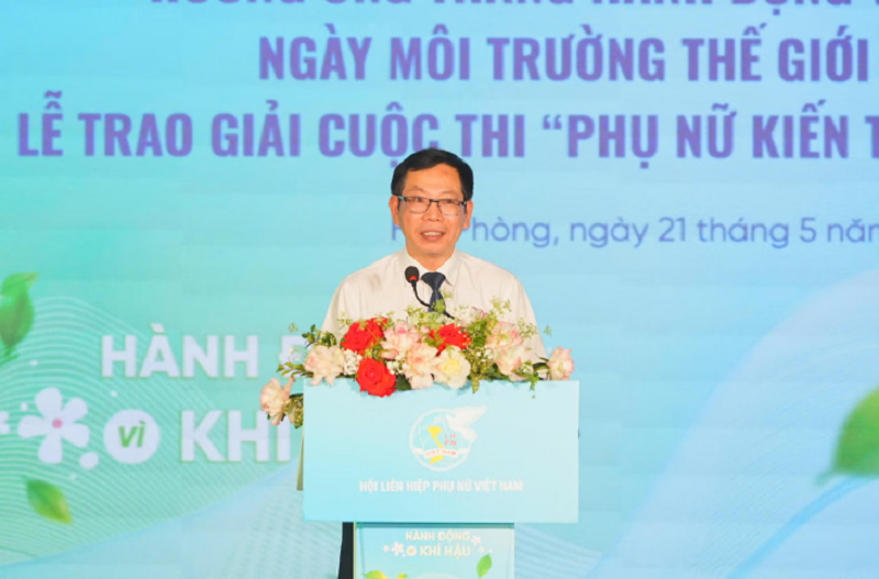 Phó Chủ tịch UBND thành phố Vũ Tiến Phụng phát biểu tại buổi lễ.