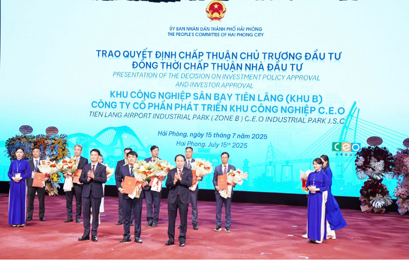 Lãnh đạo thành phố Hải Phòng trao quyết định chấp thuận chủ trương đầu tư cho Tập đoàn CEO
