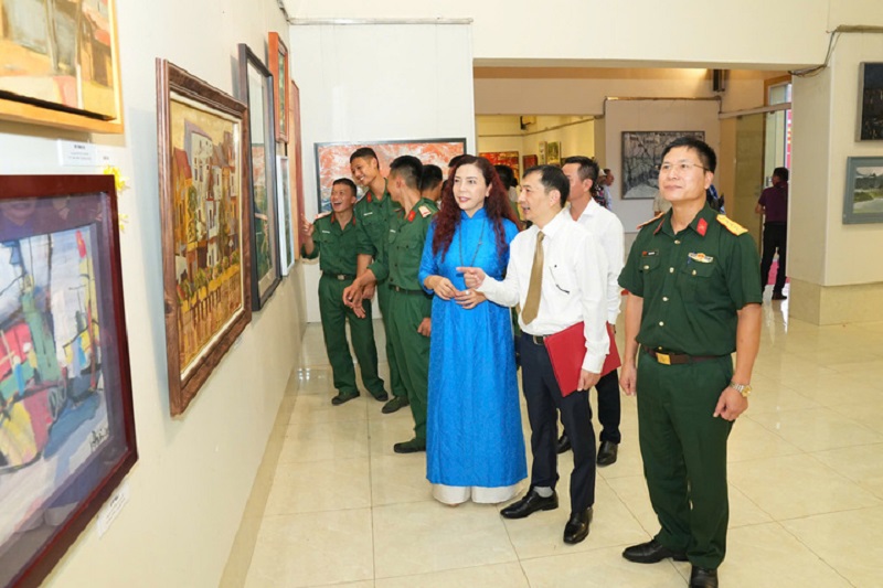 Triển lãm ảnh tư liệu với chủ đề “80 năm - Vang mãi bản hùng ca độc lập”.