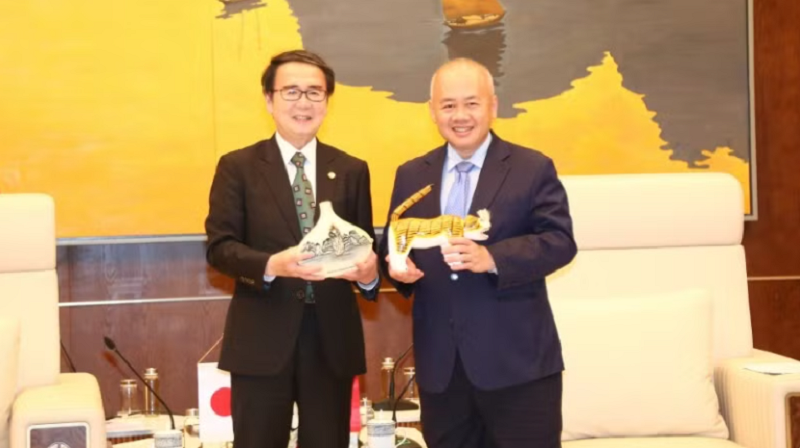 Chủ tịch Ủy ban nhân dân thành phố Hải Phòng Đỗ Thành Trung (bên trái) và Thống đốc tỉnh Kagawa Ikeda Toyohito. (Ảnh: ĐỖ HIỀN)