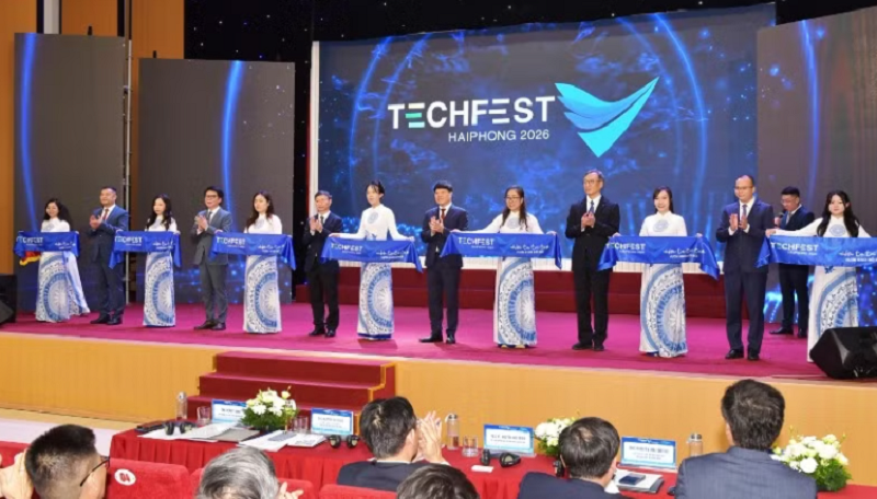 Các đại biểu thực hiện nghi thức khai mạc Techfest HaiPhong 2026 với chủ đề “Hội tụ trí tuệ-Vươn khơi đổi mới”. (Ảnh: XUÂN TRƯỜNG)