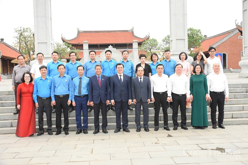 Thứ trưởng Nguyễn Sinh Nhật Tân cùng lãnh đạo các đơn vị của Bộ Công Thương, Tổng Liên đoàn Lao động Việt Nam dâng hương tại Nhà tưởng niệm đồng chí Nguyễn Đức Cảnh và các anh hùng liệt sĩ. Ảnh: Thái Mạnh