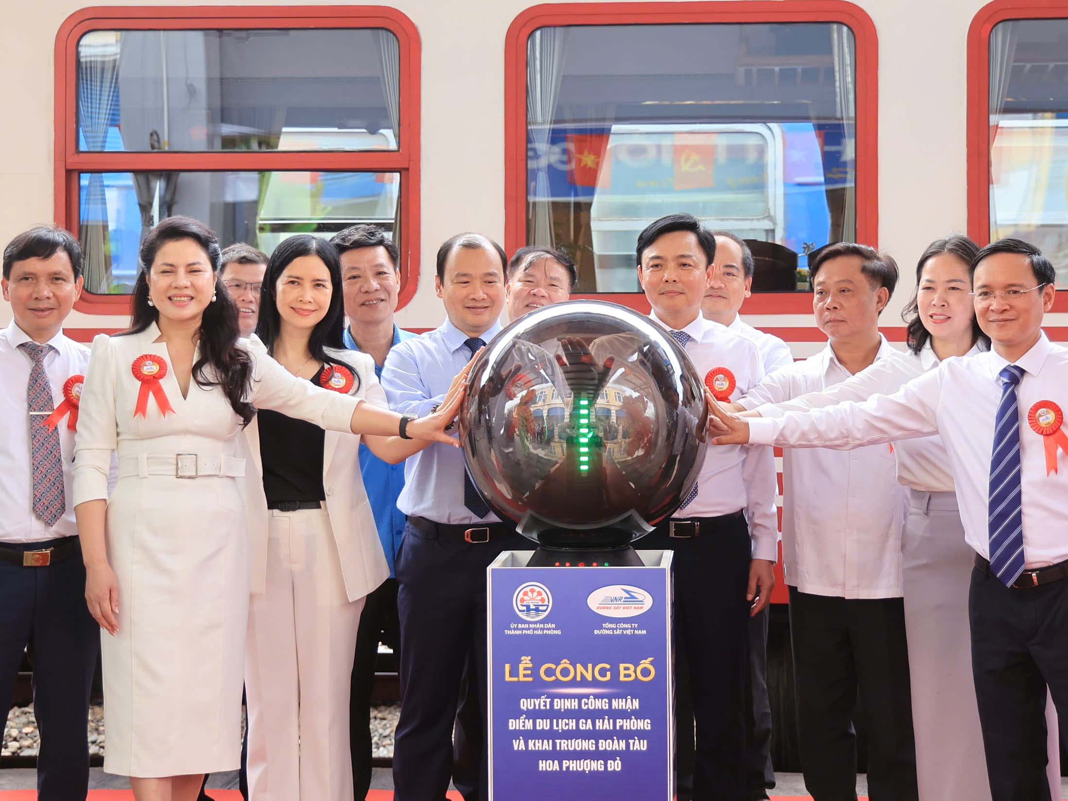 Khai trương tàu hạng sang “Hoa Phượng đỏ”