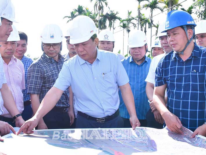 Dự án đầu tư xây dựng cầu Nguyễn Trãi và chỉnh trang đô thị vùng phụ cận: Khẩn trương gỡ vướng về mặt bằng, đẩy nhanh tiến độ thi công
