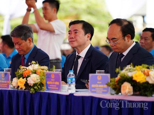 Thứ trưởng Nguyễn Sinh Nhật Tân dự lễ phát động Tháng Công nhân năm 2026