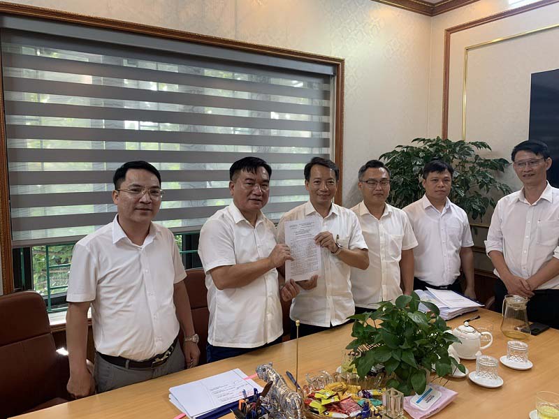 UBND phường Thiên Hương trao quyết định phê duyệt Quy hoạch chi tiết tỷ lệ 1/500 cơ sở 2 Trường Đại học Hàng Hải Việt Nam